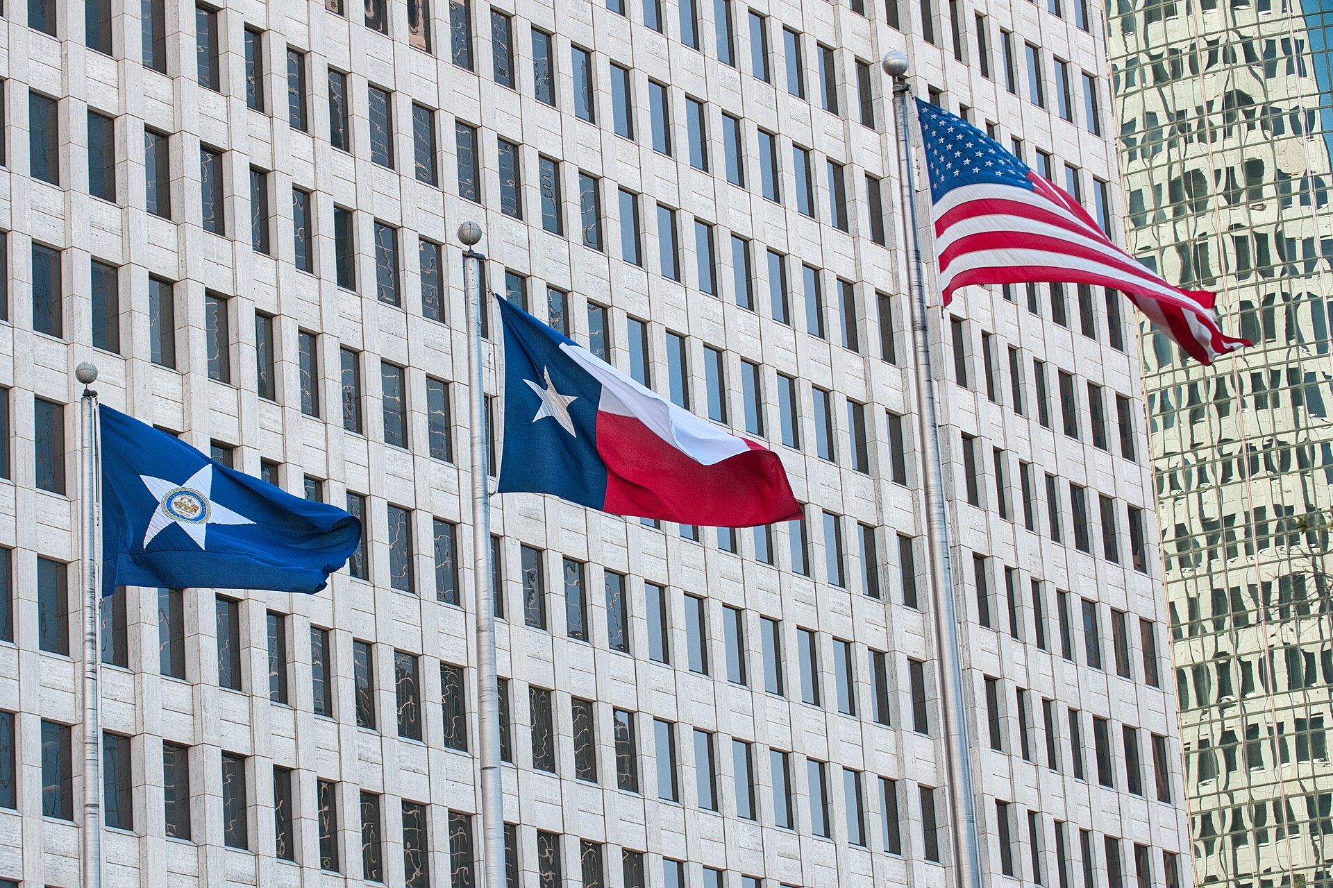 Banderas de Houston, Texas y Estados Unidos en Downtown Houston