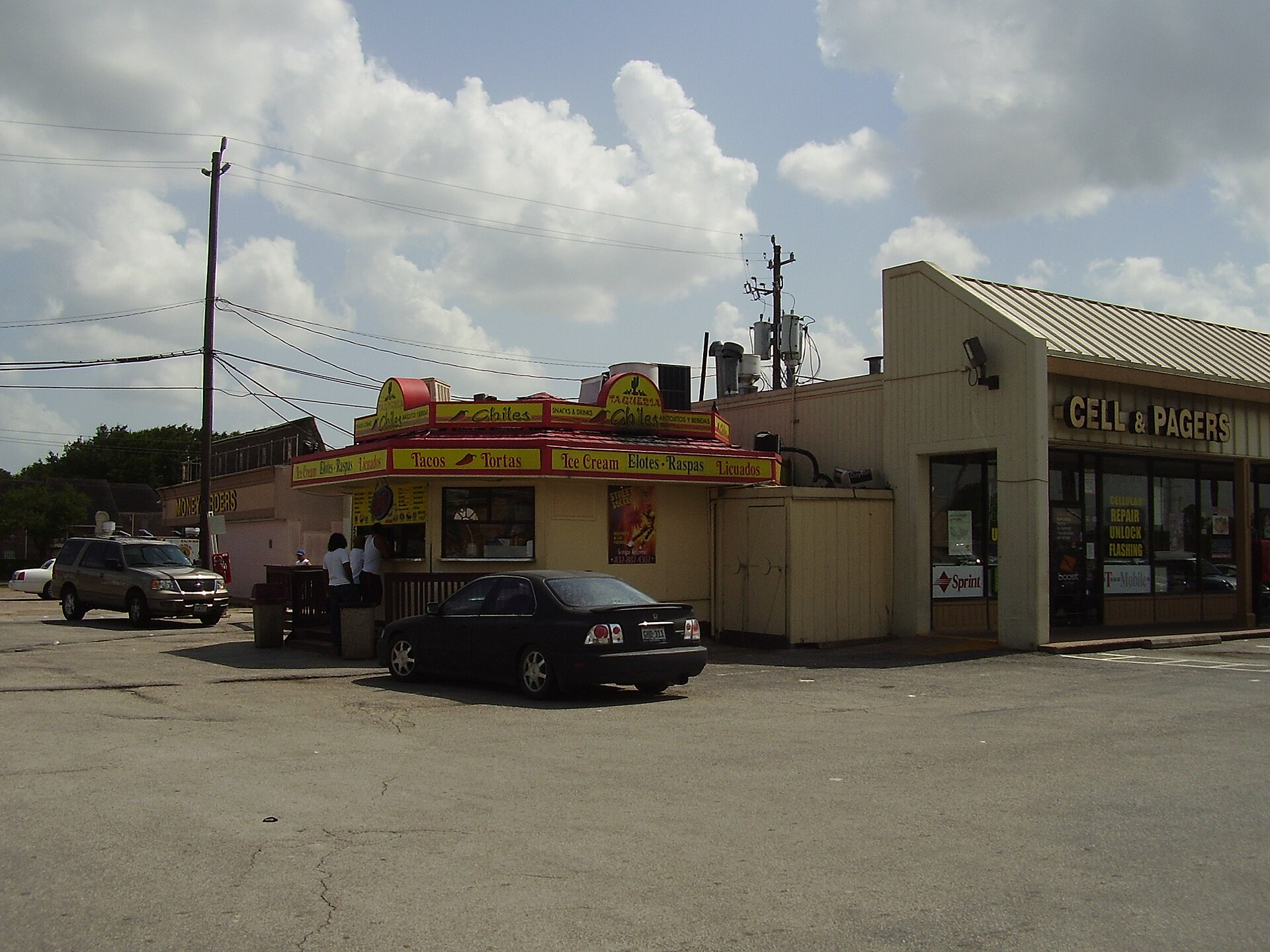 Comercios en la intersección de Gulfton Drive y Renwick Drive, en Gulfton, Houston