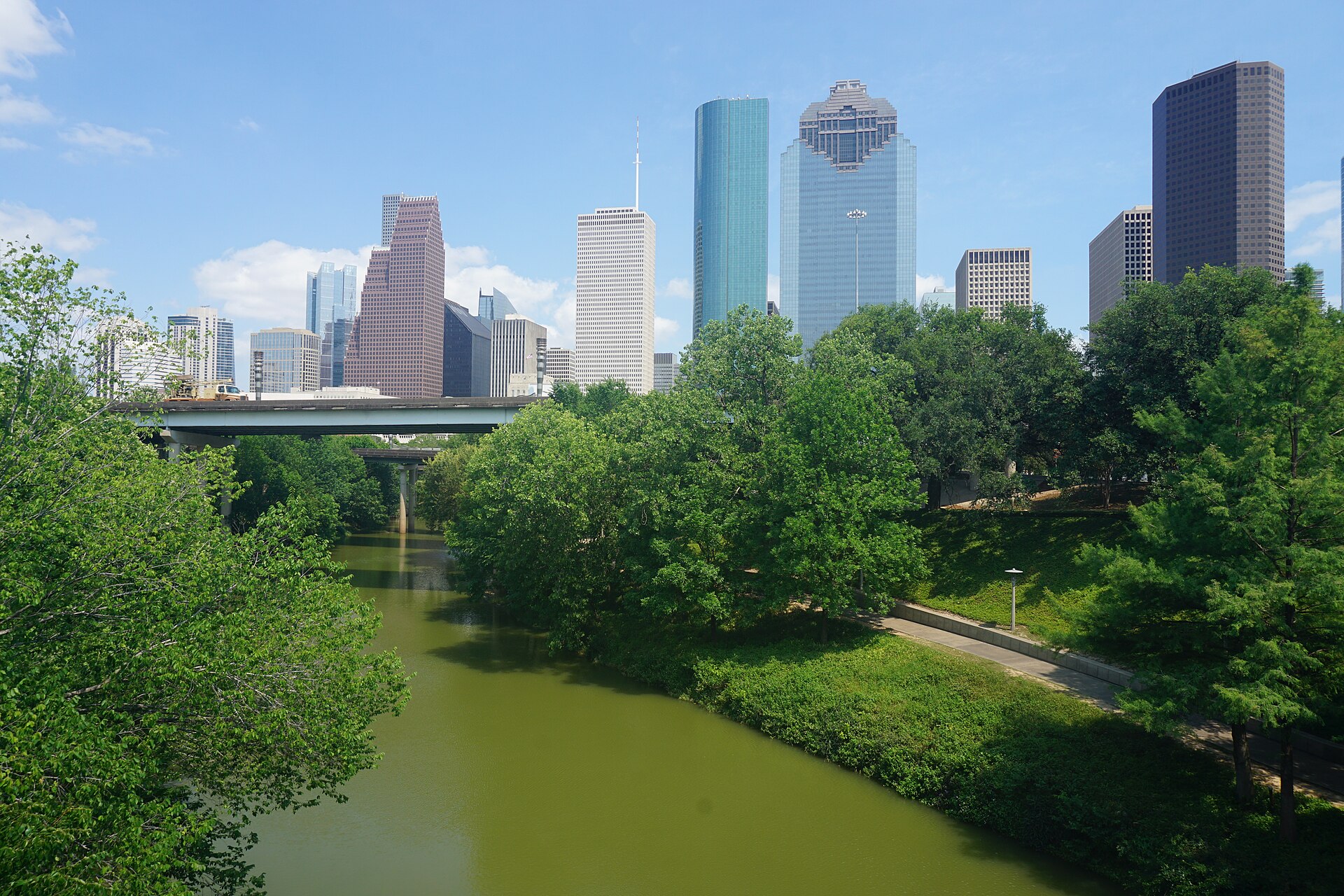 Buffalo Bayou Park y los edificios de Downtown Houston